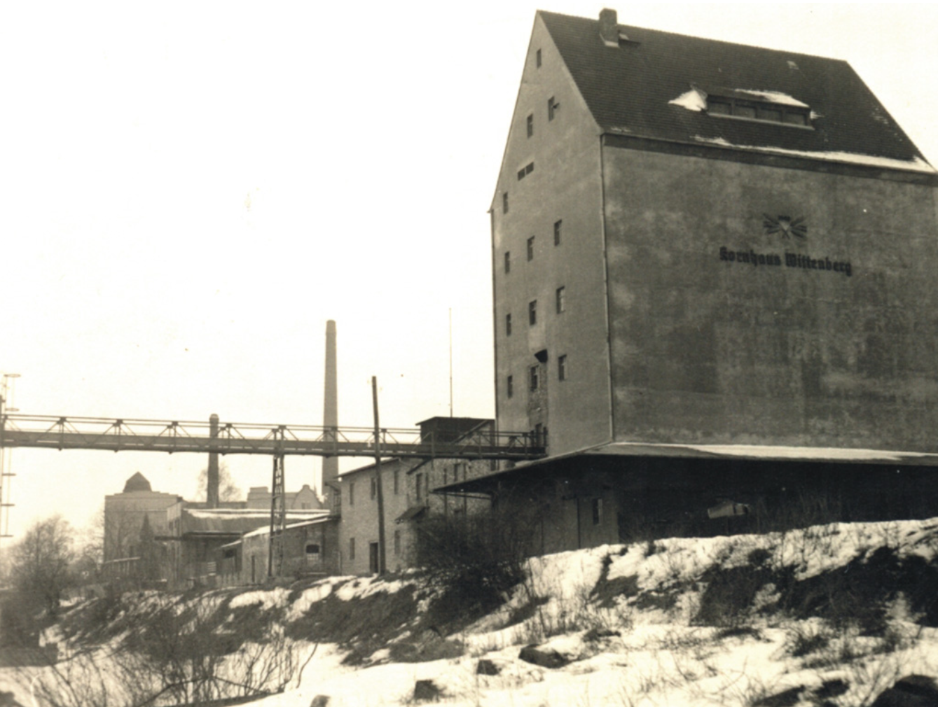 Der Speicher wird eingeweiht, Aufnahme vom 26. Februar 1942. Im Vordergrund die Förderanlage zur Be- und Entladung von Elbschiffen im Hafen. Die Bezeichnung Kornhaus Wittenberg ist erkennbar. © Ingo Weise